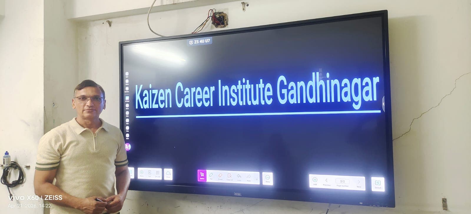 How to Choose the Right Interactive Flat Panel Size for Your Coaching Center (55", 65", or 75"?)